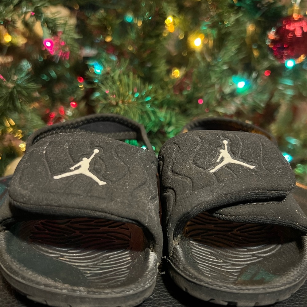 Youth size Michael Air Jordan black and white slides. (8t)
